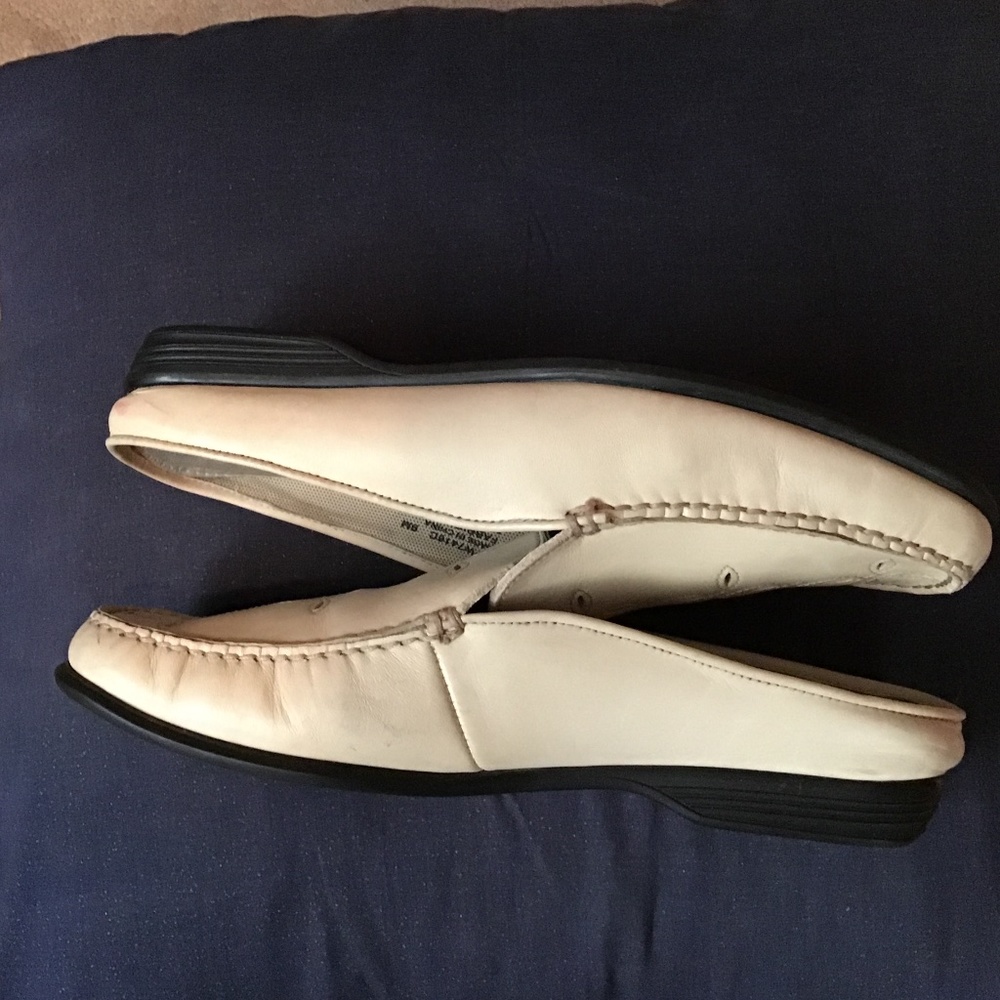 Women’s Rockport Leather shoe(off white color) - Picture 4 of 11